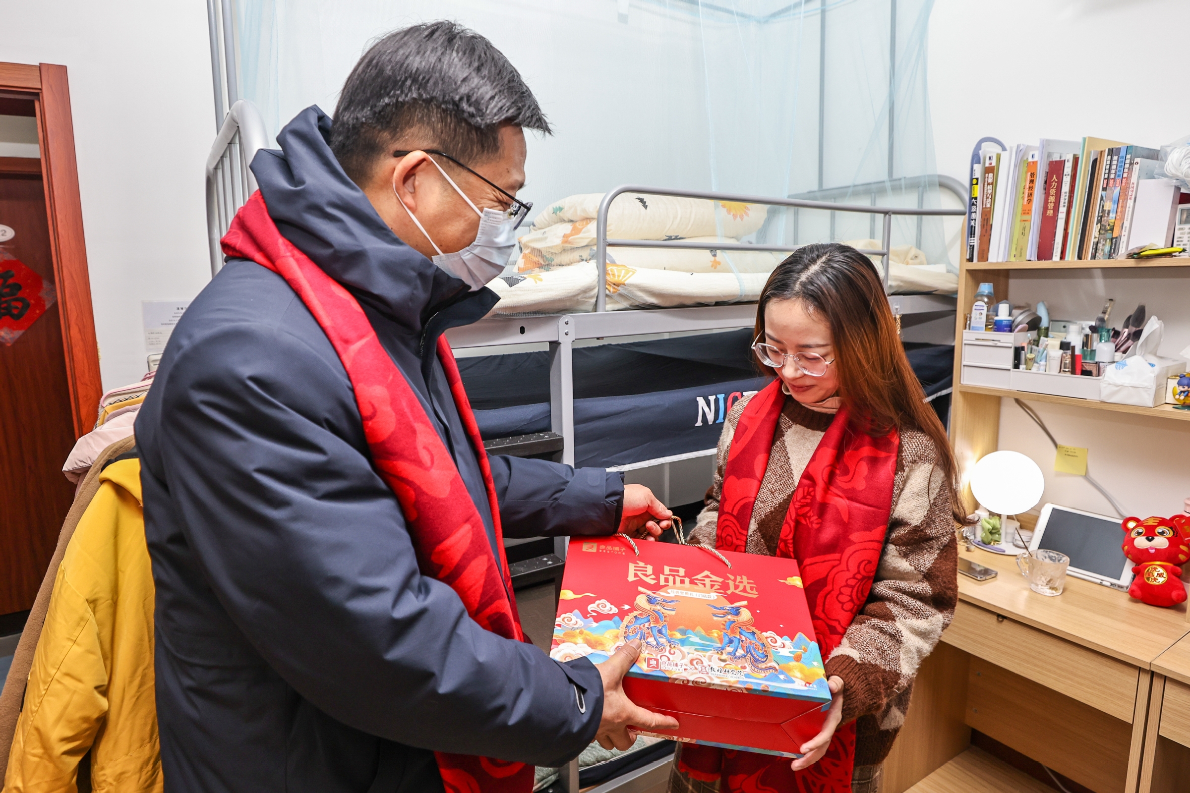 校领导春节前夕开展走访慰问活动，向全校师生员工致以新春祝福