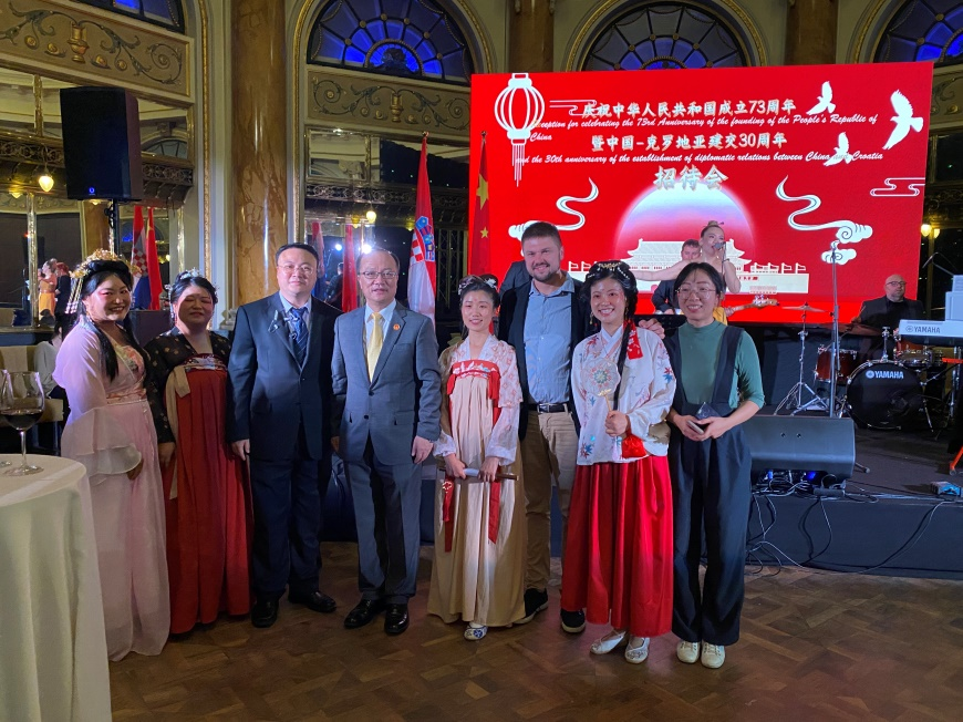 克罗地亚萨格勒布大学孔子学院受邀参加中国驻克罗地亚大使馆国庆招待会并举行中国文化体验活动